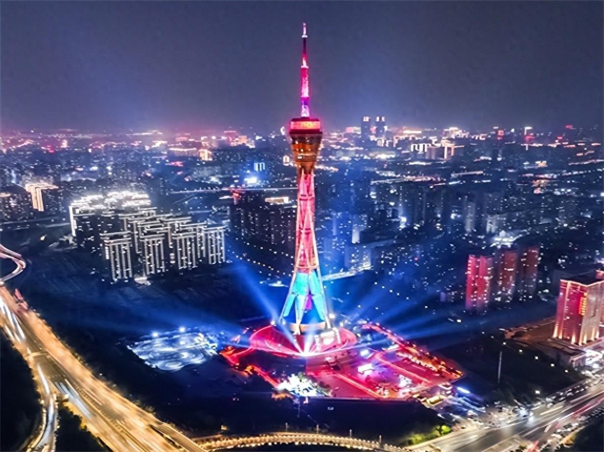 跑得快，转向准，底盘稳！吉利银河E8玩转中原福塔“赛道”