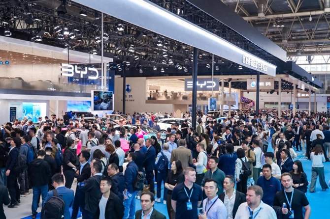 北京车展顶流实锤！比亚迪E3馆炸场，明星老外齐打卡